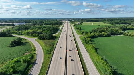 Multi-lane-highway-in-United-States-midwest