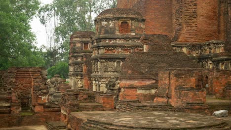 Mittlere-Nahaufnahme-Der-Haupttempelruinen-Auf-Dem-Gelände-Von-Nalanda-Mahavihara,-Der-ältesten-Buddhistischen-Klosteruniversität,-Die-Von-Mogul-Invasoren-Zerstört-Wurde