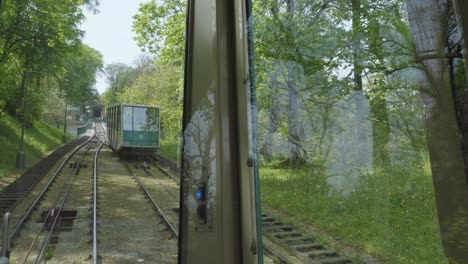 Dos-Vagones-Del-Funicular-De-Petřín-Se-Cruzan