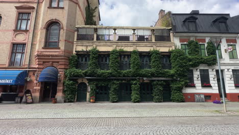 Segunda-Entrada-Al-Restaurante-Elyse-En-Malmö:-Experiencia-Culinaria-Escandinava-Y-Escena-Gastronómica-En-El-Encantador-Paisaje-Urbano-De-Suecia,-Un-Hombre-Caminando