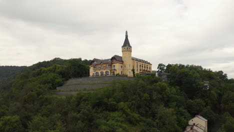 Teleférico-Que-Viaja-Al-Lujoso-Hotel-Chateau-En-La-Colina-De-Větruše,-República-Checa