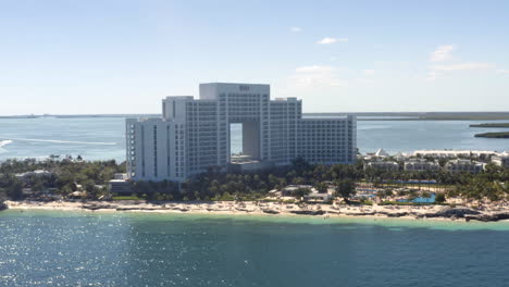 Luxurious-Hotel-Riu-Palace-Peninsula-on-tropical-beach,-Cancun,-Mexico