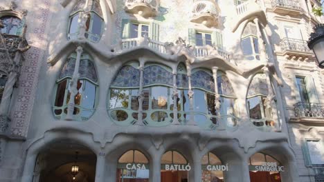 Casa-Batlló,-Außenfenster-Im-Ersten-Stock,-Schwenk-Nach-Rechts,-4K,-30-Bilder-Pro-Sekunde,-Weitwinkel-Am-Späten-Vormittag