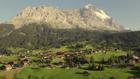 Empujando-Hacia-El-Monte-Eiger-Volando-Sobre-Grindelwald-Wärgistal-Con-Impresionantes-Vistas-De-La-Cara-Norte-Del-Eiger-En-La-Hermosa-Luz-Del-Atardecer