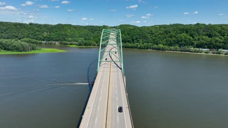 Dubuque-Wisconsin-Bridge-spanning-the-Mississippi-River-between-Iowa-and-Wisconsin