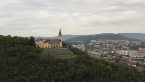 Luxuriöses-Schloss-Mit-Aussichtsturm-Auf-Einem-Hügel-über-Der-Stadt-In-Tschechien