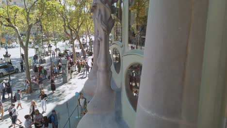 La-Mercé-Casa-Batlló-Fenster-Nach-Unten-Kippen,-Blick-Auf-Passeig-De-Gracia-4K-30fps-Schwenk-Nach-Links