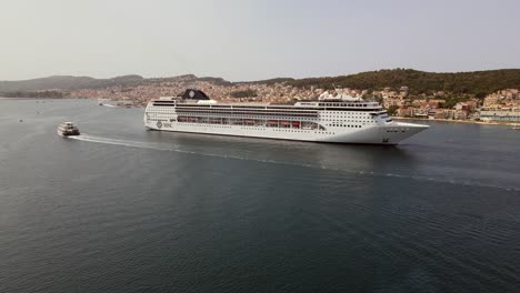 Crucero-Msc-Atracado-En-La-Ciudad-De-Argostoli-En-La-Isla-De-Cefalonia,-Grecia