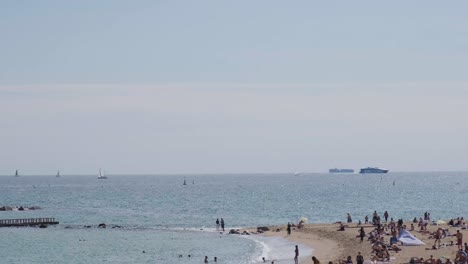 Barceloneta-W-Hotel-Vela-Skyline-Heller,-Sonniger-Tag-Voller-Menschen,-Ende-September,-Pfanne-Links