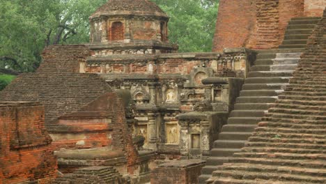 The-main-temple-dome-with-Buddha-statues-ruins-on-the-site-of-Nalanda-Mahavihara-the-oldest-Buddhist-monastic-university-that-was-demolished-by-Mughal-Invaders,-Closeup-shot