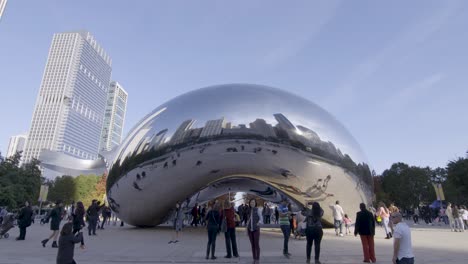 Cloud-Gate-Chicago,-Reflektierende-Bohne,-Wahrzeichen-Der-Stadt-An-Einem-Sonnigen-Tag,-Statische-Aufladung