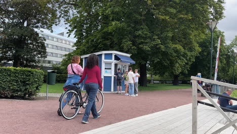 Taquilla-Del-Canal-De-Malmö:-Compañía-Hansa,-Billetes-De-Barco-Para-Bicicletas,-Niños-Comprando-Entradas