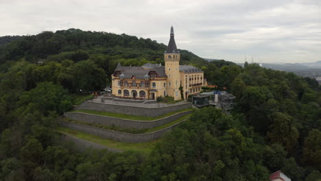 Malerisches-Schloss-Mit-Aussichtsturm-Auf-Dem-Vetruse-Hügel-In-Tschechien