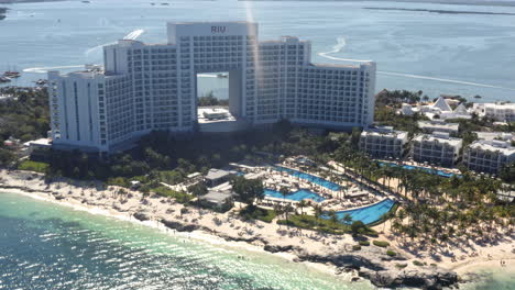 Huge-Hotel-Riu-Palace-Peninsula-resort-with-pools-on-beach-in-Cancún