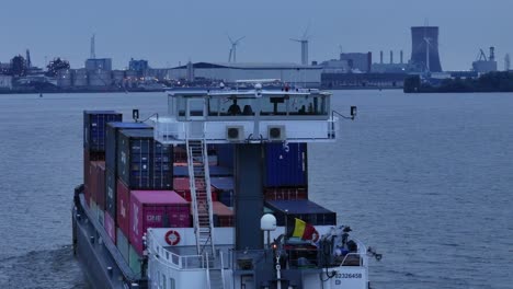 Frachtschiff-„Casa-Blanca“-Fährt-Voller-Container-Durch-Moerdijk