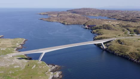 Vorrückende-Drohnenaufnahme-Der-Brücke,-Die-Die-Isle-Of-Scalpay-Mit-Der-Isle-Of-Harris-Auf-Den-Äußeren-Hebriden-Schottlands-Verbindet