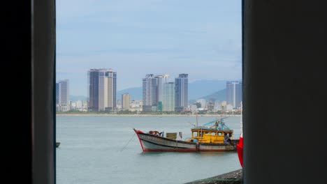 Un-Barco-Pesquero-Está-Atracado-En-El-Puerto-Marítimo-De-Son-Tra-Marina,-Ciudad-De-Da-Nang,-Vietnam