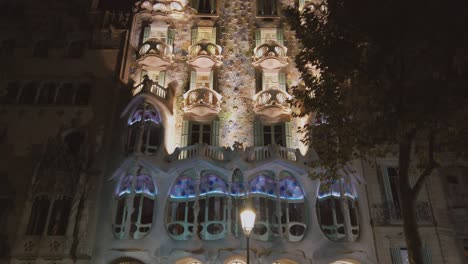 Die-Fassade-Der-Casa-Batlló-Neigt-Sich-Bis-Spät-In-Die-Nacht-Nach-Unten,-4K-30fps