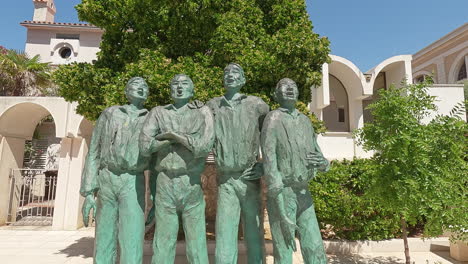 Pag,-Croatia---Jul-05-2023:-Statue-of-Famous-Local-Singers-of-Daltmatian-music