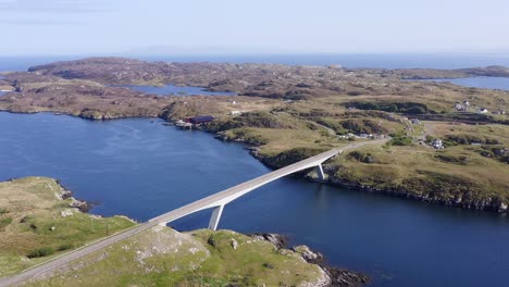 Drohnenaufnahme-Umrundet-Die-Brücke,-Die-Die-Isle-Of-Scalpay-Mit-Der-Isle-Of-Harris-Auf-Den-Äußeren-Hebriden-Schottlands-Verbindet