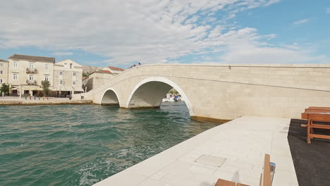 Pag,-Kroatien---07.-Juli-2023:-Die-Berühmte-Brücke-über-Den-Kanal-Zum-Kleinen-Bootshafen-In-Pag,-Kroatien