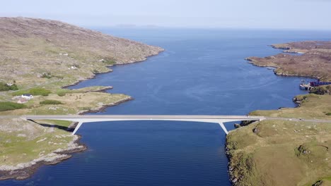 Drohnenschuss-Umkreist-Die-Brücke,-Die-Die-Isle-Of-Scalpay-Mit-Der-Isle-Of-Harris-Auf-Den-Äußeren-Hebriden-Schottlands-Verbindet