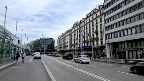 Leichter-Verkehr-Entlang-Der-Straße-Neben-Dem-Genfer-Bahnhof