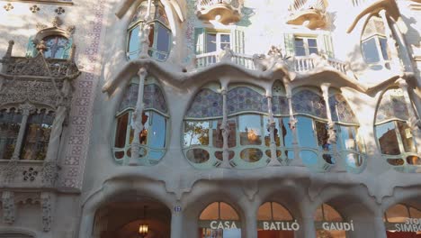 Casa-Batlló,-Außenfenster-Im-Ersten-Stock,-Schwenk-Rechts,-4K,-60fps,-Heller,-Sonniger-Tag