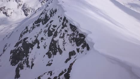 Blick-Auf-Die-Schroffe,-Schneebedeckte-Berglandschaft-Von-Der-Drohne-Aus