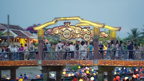 Touristen-Besuchen-Die-Brücke-In-Hoi-An-Mit-Vielen-Laternen