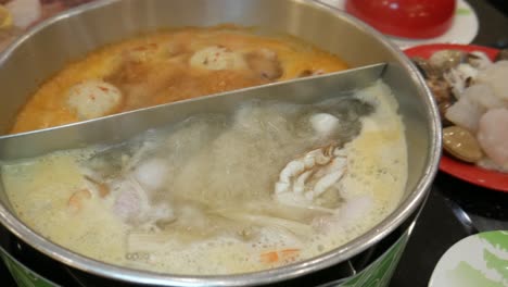 Chinesische-Asiatische-Split-Hotpot-halb-Scharfe,-Halb-Milde-Küche