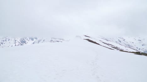 Picos-De-Alta-Montaña-Cubiertos-De-Nieve-Con-Nubes-Bajas