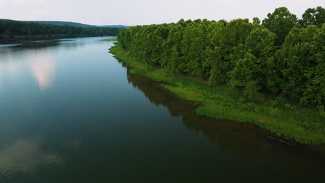 Beautiful-aerial-drone-view-of-Spadra-park,-Arkansas-river,-peaceful-still-water