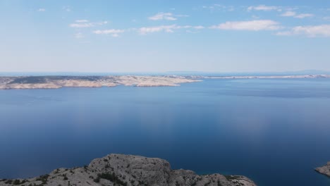 Luftaufnahmen-über-Einem-Wunderschönen-Strand,-Grünem-Und-Blauem-Wasser-Der-Adria,-Atemberaubender-Karger-Landschaft-Auf-Der-Insel-Pag,-Kroatien-Im-Sommer