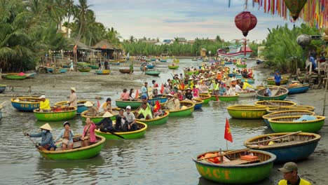 Tourists-visit-Hoi-An-on-a-basketboat