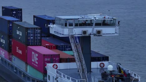 Vista-Panorámica-De-Drones-Desde-Una-Cabina-De-Control-En-Un-Buque-De-Carga