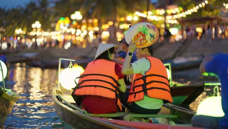 Una-Hermosa-Pareja-Visita-Hoi-An-En-Un-Barco