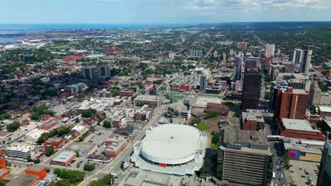 Hamilton-Centro-Aéreo-Semicírculo-Paso-Elevado-Primer-Centro-De-Ontario-Drone-4k60-Sala-De-Conciertos-Teatro-Frente-Al-Mar-Bosques-Parques-Soleado-Día-De-Verano-Con-Vistas-A-Oportunidades-Inmobiliarias-Para-Invertir-En-La-Ciudad