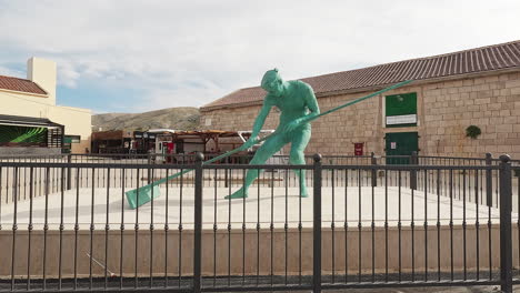 Pag,-Croatia---Jul-07-2023:-A-statue-of-the-salt-panners-in-the-town-of-Pag,-Croatia