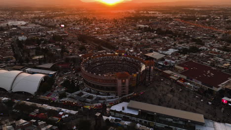 Vista-Aérea-Inclinada-Sobre-La-Plaza-De-Toros,-Puesta-De-Sol-En-México