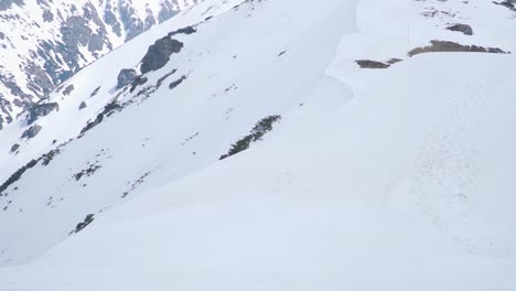 Pico-De-Montaña-Cubierto-De-Nieve-Y-Cresta-Con-Un-Paisaje-Accidentado-De-Gran-Altitud-De-Montañas-Parang