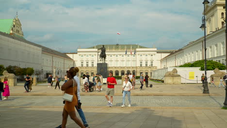 Paseando-Por-El-Palacio-Presidencial:-Monumento-Y-Estatua-Del-Príncipe-Poniatowski