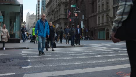 Menschen-überqueren-Die-überfüllte-Straße-Von-Manhattan-In-New-York-City-Mit-Auto--Und-Busverkehr-Zur-Hauptverkehrszeit