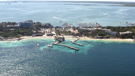 Seepfeiler-Am-Tropischen-Sandstrand-Mit-Ferienanlage-In-Cancún