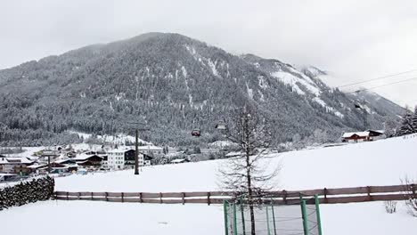 Seilbahn,-Seiltransport-In-Einer-Schneereichen-Region,-Schneeberge,-Wintersport
