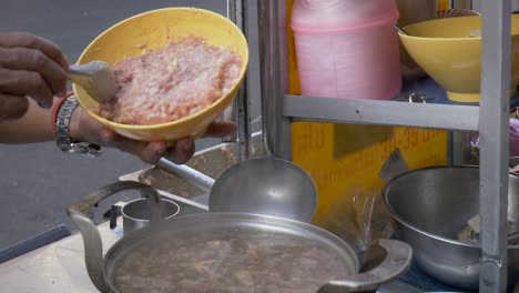 Schweinehackfleischbällchen-Kochen-Am-Thailändischen-Frühstücks-Streetfood-Stand