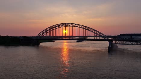 Orangefarbene-Sonne,-Die-über-Dem-Fluss-Noord-Und-Der-Hendrik-Ido-Ambacht-Brücke-Aufgeht