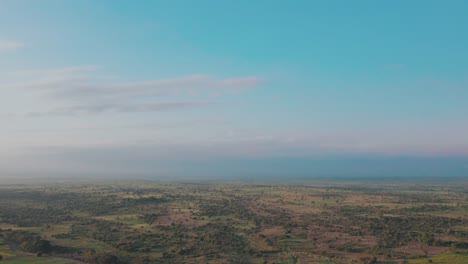 Paisaje-De-Las-Granjas-Y-La-Carretera-Donde-El-Monte-Kilimanjaro-Es-Visible-En-Las-Nubes-En-La-Aldea-De-Chemka