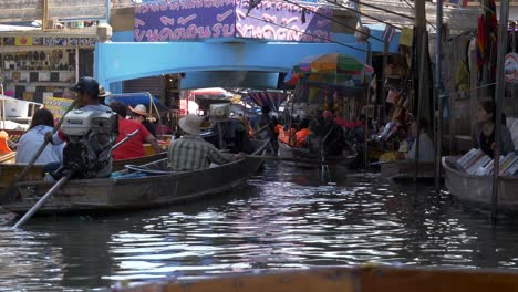 Tailandia-Saduak-El-Primer-Mercado-Flotante-De-Tailandia-Barcos-De-Visitantes-Tráfico-Intenso