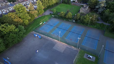 Canchas-De-Tenis-Y-Baloncesto-Al-Aire-Libre-En-El-Parque-De-La-Ciudad-De-Londres---Vista-Aérea-De-Drones